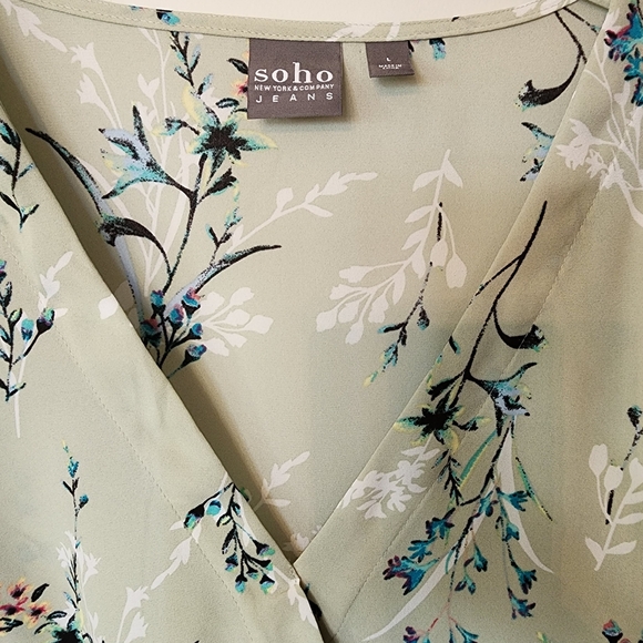 Soho New York & Company size large floral blouse - Picture 2 of 5